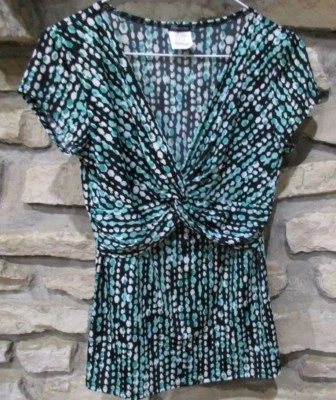 Top Maurices Talla Mediana Mangas de Gorra Verde Negro Blanco Poliéster Spandex Cuello en V Foto 1 de 4