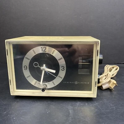 Vintage 70s GE General Electric AM Clock Radio Beige Analog Art Deco Decor Den - Image 1 of 4