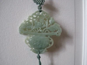 ANTIQUE CHINESE Light Green JADE PENDANT in the form of a BASKET OF FLOWERS - Picture 1 of 1