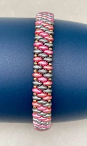 Bracciale con perline rosa e grigie, chiusura aragosta, gioielli fatti a mano, regalo per lei - Foto 1 di 6