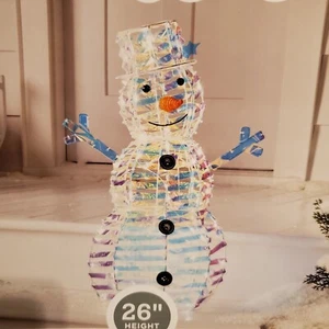 Wondershop kleiner vorbeleuchteter Schneemann für drinnen/draußen, schillernde Oberfläche, 26 Zoll - Bild 1 von 4