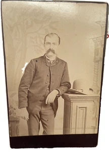Bigote Hombre Gabinete Tarjeta Foto Vintage Sombrero Inclinado 6.5 x 4 pulgadas - Imagen 1 de 4