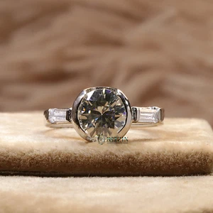 Moissanite Engagement Ring 1.50Ct Round Cut 925 Silver 3 Stone Ring For Her - Foto 1 di 9