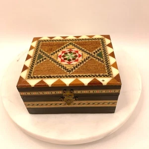 Caja de madera de mosaico con incrustaciones vintage de 4" caja de baratija de marquetería con patrón geométrico - Imagen 1 de 8