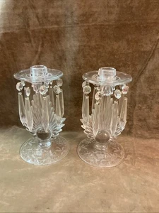 30er Jahre Art Deco Fostoria Glas Butterdose Ätzflamme Kerzenständer Paar mit Prismen - Bild 1 von 5