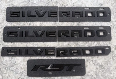 Chevrolet Silverado 1500 2019-2023 kit de placa de identificación emblema negro mate RST Foto 1 de 4