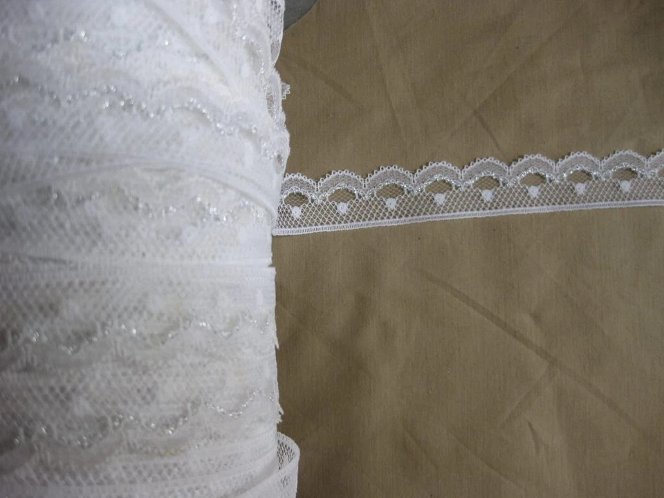 0942) Metri 1 di Passamaneria in pizzo bianco e lamè argento alta cm 2 - Immagine 1 di 1