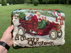 Vintage Nadelspitze Weihnachtskissen Weihnachtsmann fährt T Modellauto  - Bild 1 von 9