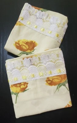 Fundas de almohada vintage x 2 - amarillo pálido - rosas - ribete de encaje - algodón/poliéster - 18" x 27" Foto 1 de 4
