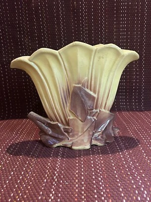 Vntage 1950 McCoy Fan Vase - Yellow/Brown Great Condition - Image 1 of 4