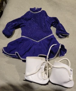 AMERIKANISCHES MÄDCHEN STIL LILA GLITZER SKATE OUTFIT MIT WEISSEN SCHLITTSCHUHEN - Bild 1 von 1