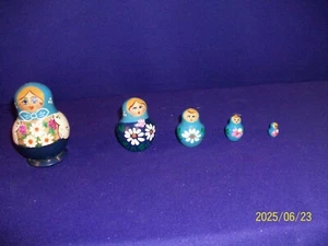 Juego de 5 muñecas anidadoras rusas matrioska pintadas a mano rojas/negras/doradas florales 3-1/4" - Imagen 1 de 1