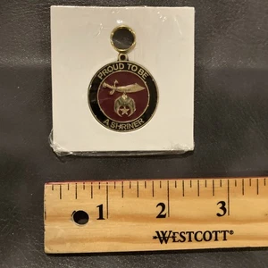 Llavero Vintage LOGOTIPO DE SHRINER MASÓNICO Orgulloso de Ser Un Shriner Tono Oro Rojo - Imagen 1 de 4