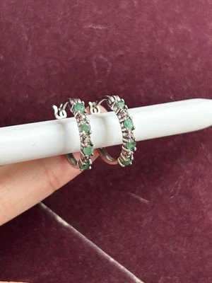 Aretes tipo argolla Huggie de plata de ley con esmeralda y diamantes Simons Foto 1 de 4