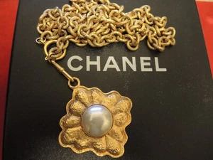 Guaranteed AUTHENTIC CHANEL 1980s PEARL GOLD PENDANT 33” CHAIN NECKLACE - Picture 1 of 6