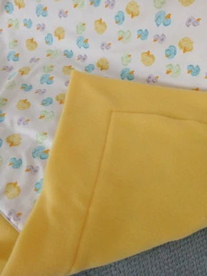 FLEECE and FLANNEL 性别中性婴儿毯 - 黄色抓绒倒转到弗兰 — 第 1/4 张图片
