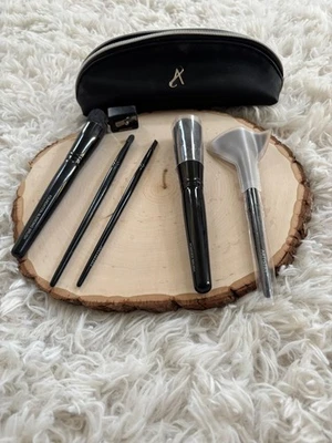 Juego de 5 brochas de maquillaje Artistry con sacapuntas Foto 1 de 4