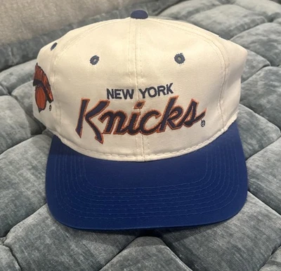 De colección New York Knicks Deportes Especialidades Blanco Azul Doble Script SnapBack Sombrero Foto 1 de 4