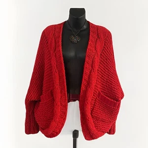 Rosa Lilie kleine Baggy Taschen rot Cardigan Zopfmuster Pullover Boho Western Fire - Bild 1 von 8