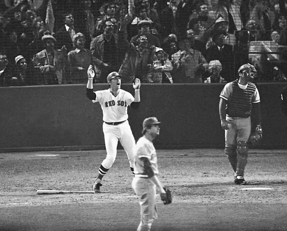 Carlton Fisk 1975 World Series Johnny Bench 8x10 Photo MLB Baseball Print - Image 1 of 1