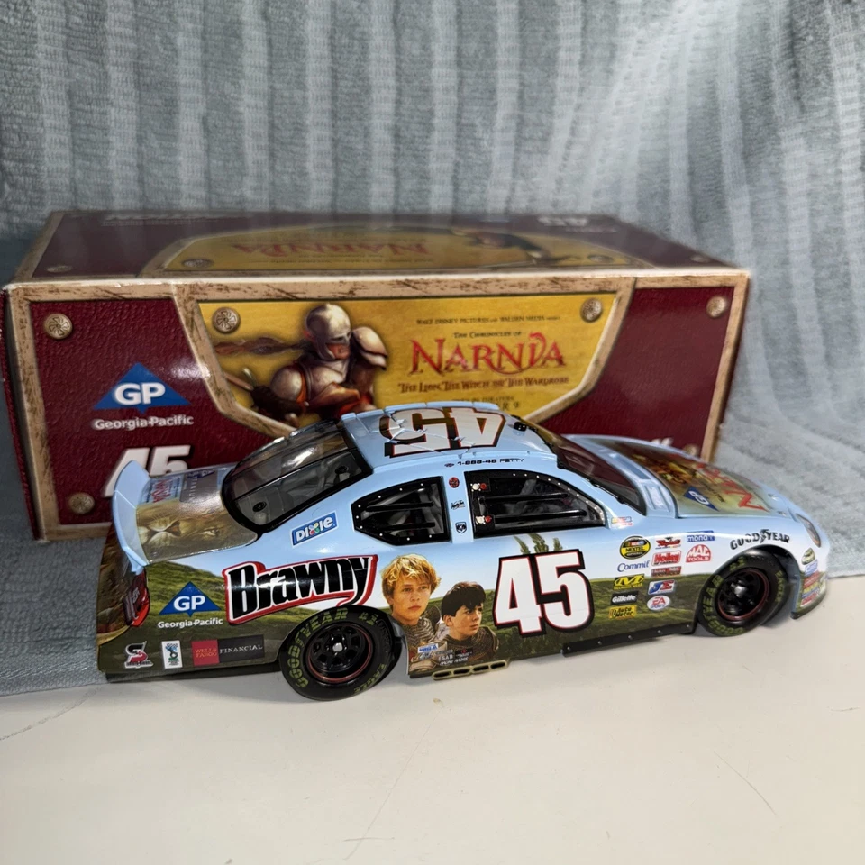 1/24 Kyle Petty #45 Georgia Pacific / Narnia 2005 Diecast Car Action Racing
