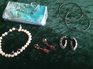 Modeschmuck Konvolut 4 Paar Ohrringe 1 Armband Perlen 2 Armreifen - Bild 1 von 2