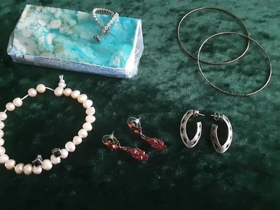 Modeschmuck Konvolut 4 Paar Ohrringe 1 Armband Perlen 2 Armreifen - Bild 1 von 2