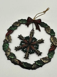 Vintage RUSS Beere Weihnachtsschmuck KRANZ & SCHNEEFLOCKE Metall 3" - Bild 1 von 6