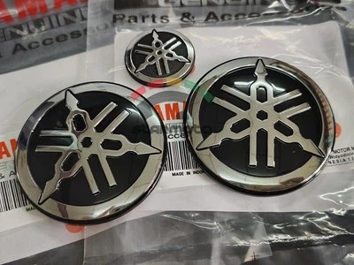 Adesivo carenagem tanque decalque logotipo emblema 3D 3 peças prata preto 50+25 mm - Imagem 1 de 4