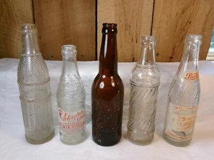 Lotto di 5 bottiglie vintage assortite Illinois Soda Pop - Foto 1 di 13