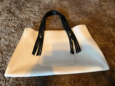 Bolso de mano Lamarthe blanco y negro con borla Foto 1 de 4