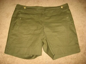 Pantalones cortos elásticos delanteros planos de oliva 12 L - Imagen 1 de 2
