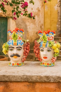 Testa di Moro con Corona e Frutta in Ceramica di Caltagirone – Altezza 20 cm - Imagen 1 de 16
