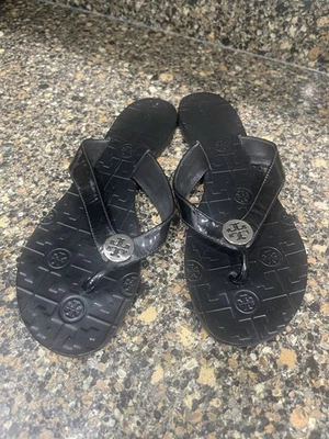 Chanclas Tory Burch Thora Tanga Sandalia Negras Con Logo Plateado Talla 10 Foto 1 de 4