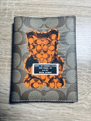 Porta pasaporte Coach Vandal Gummy Bear Foto 1 de 4