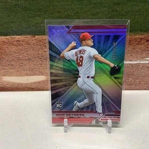 2022 Panini Chronicles XR Red Reid Detmers RC #4 /199 Los Angeles Angels - Foto 1 di 2