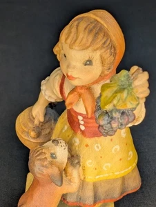 Estatuilla de madera Club Anri Italia #6 tallada a mano niña con uvas y perro - Imagen 1 de 7