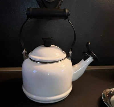 Le Creuset Classic Whistling Tea Kettle Teapot Enamel White Meringue 1.7qt Nobox - Image 1 of 4