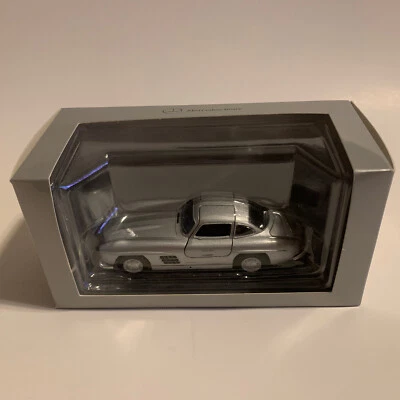 Carro modelo Mercedes-Benz 300 SL prata pullback fundido  - Imagem 1 de 4