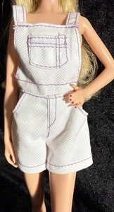 Vestiti taglia Barbie - pantaloncini/salopette bianchi - adatti a Barbie - Foto 1 di 3
