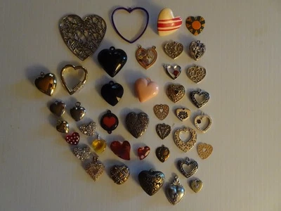Ассортимент из 40 кулонов в форме сердца, амулетов и клея для рукоделия, ювелирных изделий. - Изображение 1 из 4
