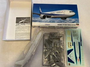 Hasegawa 1/200 Model ANA (All Nippon Airways) Boeing 777-200 Triple Seven-OPEN - Foto 1 di 17
