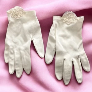 Vintage Damen weiße alte Sonntag Handschuhe Ostern Kirche Hochzeit Handgelenklänge - Bild 1 von 7