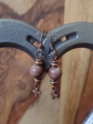 Pendientes colgantes hechos a mano con cuentas con bonita piedra de jaspe y cruz de cobre Foto 1 de 2