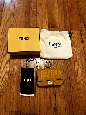 Dije Fendi Nano Baguette en oro amarillo. Nuevo con caja de regalo Foto 1 de 4
