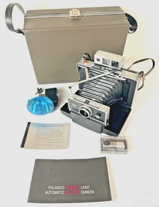 POLAROID Folding Automatic 250 Land Camera w/Flash, Case, Manual, Timer - Picture 1 of 16