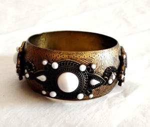 Antik Look Grober Messing Armreif Armband mit weißen Steinen - Bild 1 von 3
