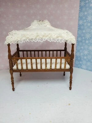 Muebles miniatura para casa de muñecas con dosel cuna vintage Bespaq escala 1 pulgada  Foto 1 de 4