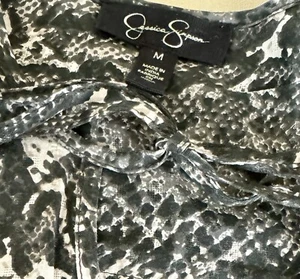 Jessica Simpson Damen Medium Schlangenleder Bluse Rüschen 100 % Modal & Krawattenausschnitt Neu ohne Etikett - Bild 1 von 12