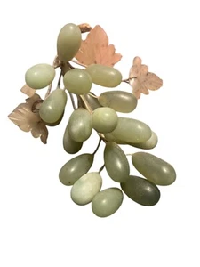 Vintage MCM grüne Jade Trauben auf Weinrebe Cluster & geschnitzte Steinblätter 60er Jahre - Bild 1 von 6